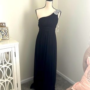 BNWT’s Beautiful black off the shoulder dress